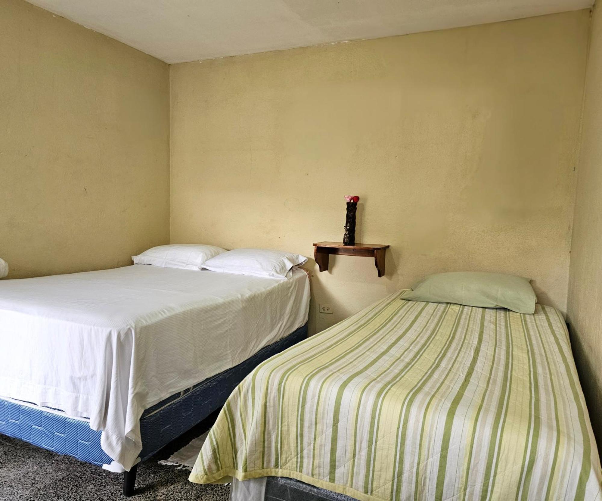 Hostal The Friends Panajachel Ngoại thất bức ảnh
